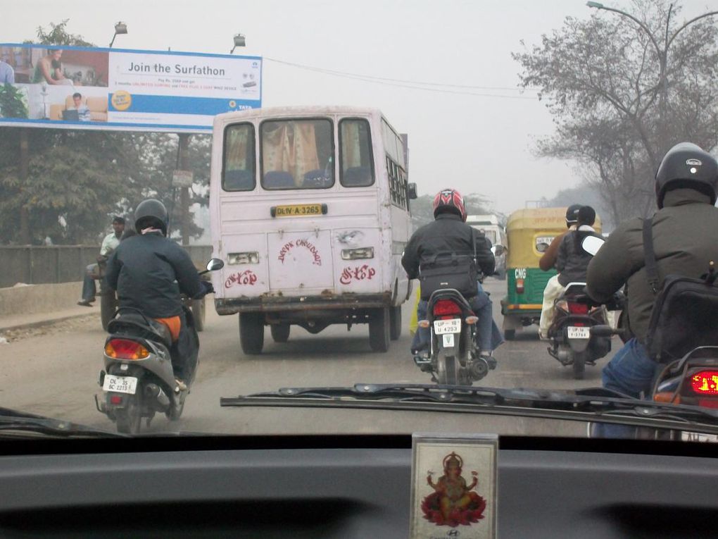 De ma voiture j'en ai vu des choses : Pauvreté, développement, vitesse, lenteur, empressement, amabilité, technologie, déchet, mondialisation.

Petite esquisse d'une Inde vue au travers d'une petite vitre...