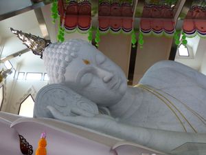 Wat Pa Phu Kon (2) - La statue de bouddha en marbre blanc
