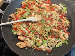 Wok de légumes aux nouilles chinoises et crevettes