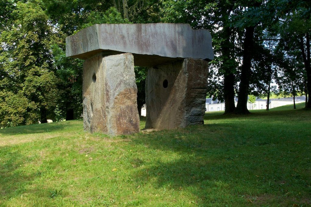 Domaine de Kerguéhennec, dans le Morbihan, où l'on peut voir des sculptures en se promenant dans le parc et où ont lieu régulièrement des expositions temporaires.