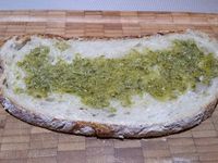 4 - Découper la mozzarella égouttée en tranches, ainsi que le parmesan. Faire toaster rapidement vos tranches de pain de campagne. Tartiner de pesto. Disposer en alternant les tranches de mozzarella et tomates séchées, recouvrir de quelques morceaux de parmesan. Passer au grill du four 1 petite minute pour faire fondre légèrement le parmesan. Ressortir recouvrir du mesclum assaisonné de jeunes pousses de salade. Parsemer de quelques pignons de pin grillés et de fins copeaux de parmesan.
