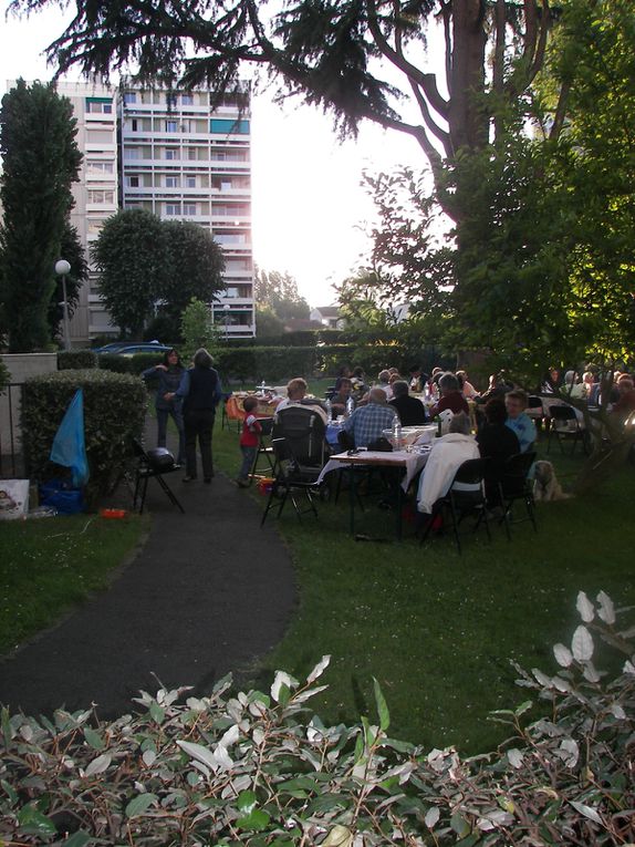 Le repas de notre résidence un soir de 28 mais 2009 avec une cinquantaine de convives