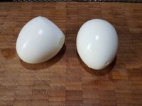 2 - Ecaler les oeufs, les couper, et les écraser à la fourchette, ajouter à la préparation au pain de mie. Incorporer les câpres, l'huile d'olive, mélanger et assaisonner avec du poivre.  Déposer les anchois sur du papier absorbant pour retirer l'excédent d'huile, et les couper en petits morceaux.