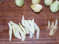1 - Laver et éplucher les poires, les couper en fins quartiers en ôtant le centre. Verser un peu de jus d'1/2 citron pour ne pas qu'elles noircissent. Ajouter le sucre, 2 ou 3 tours de moulin à poivre (noir) et enfin l'eau de vie de poire. Mélanger le tout délicatement.