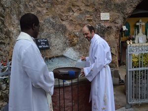 Messe de l'Assomption et bénédiction de la fontaine à la grotte d'Algrange en 2023