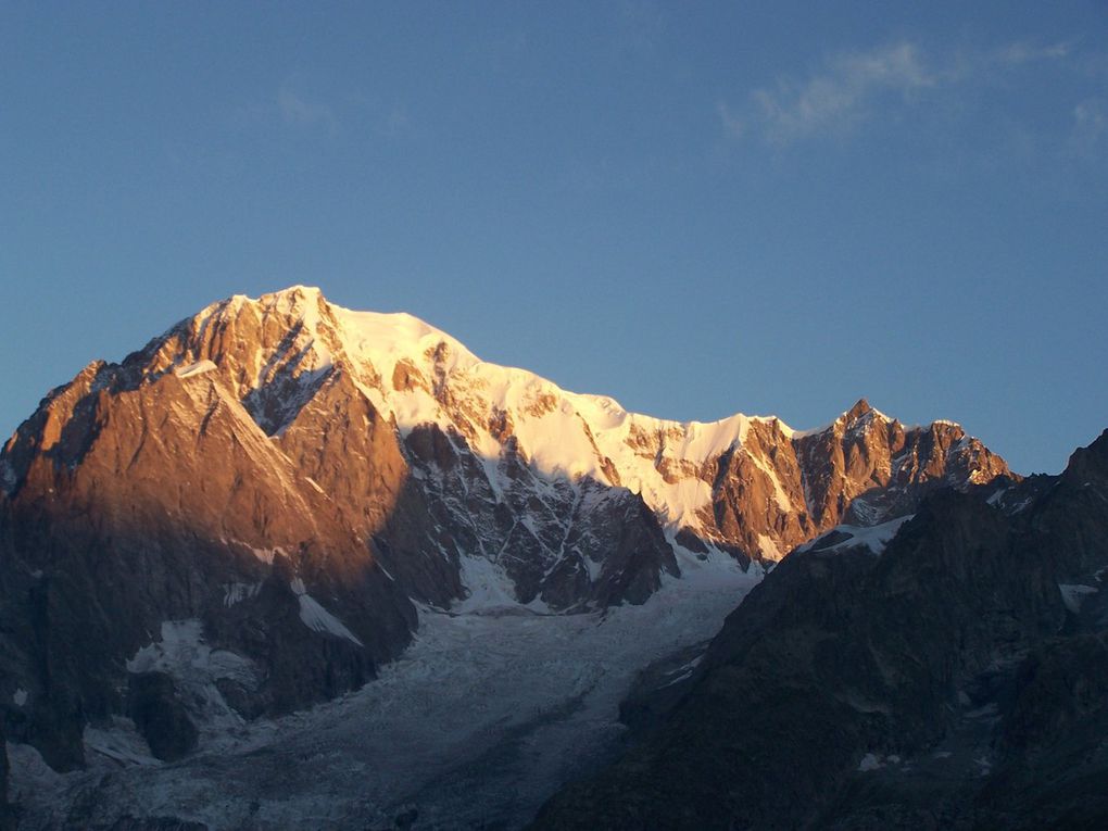 Lever de soleil magique sur Mt Blanc, Dent du Géant, Grandes Jorasses, Mont Chétif,...depuis les hauteurs du refuge Bertone