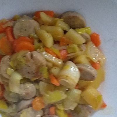 Potée de poireaux pommes de terre carottes avec des rondelles de saucisse blanche