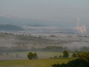 Lever de soleil sur les champs en bas de la maison ... la brume s'accroche! A droite les cheminées de l'usine de celulose de St Gaudens ( à environ à 10 kms de la maison)