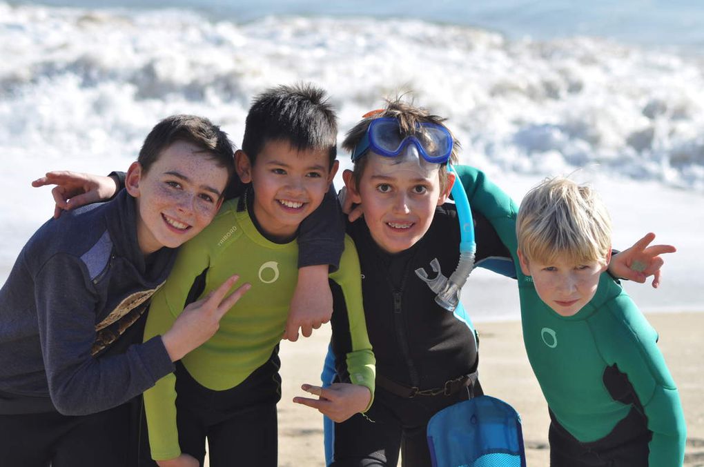 Cette année le temps ne nous a pas permis d'aller jusqu'au port de Lomener, cependant nous avons profité d'une éclaircie l'après-midi pour présenter notre petit spectacle dans la cour avant d'aller prendre le goûter à la plage.