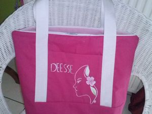 grand sac cabas pouvant contenir un classeur, doublé ouatine, interieur rose clair, pochon doublé tissu imperméabilisé pour les lingettes démaquillantes, trousse à maquillage