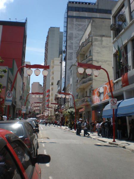 Folle métropole : São Paulo avec ses quelques poumons verts et son artère célèbre, son marché couvert, ses musées d'art et son histoire...