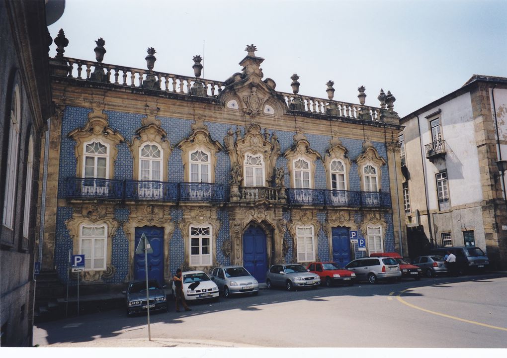 Les azulejos ont souvent été utilisés pour couvrir des murs ou des façades entières. En voici quelques exemples dont certains sont très célèbres.