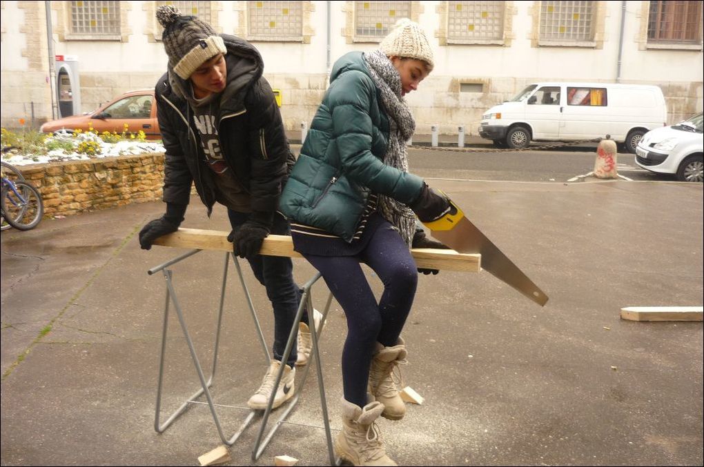 Dimanche 2 décembre 2012, contruction d'un composteur à deux bacs.