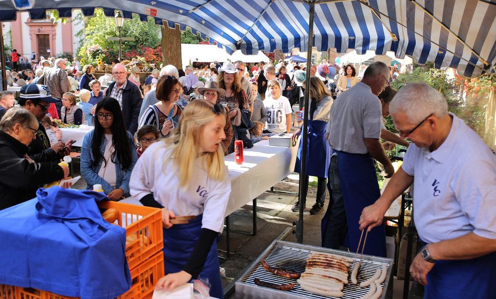 Alle Hände voll zu tun hatten auch die VCCler bei ihrem Bratwurst- und Pommes-Stand.