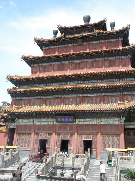 La première partie des photos montrent le magnifique parc impérial de Chengde avec son ancien palais d'été. La seconde partie des photos est consacrée aux temples lamaïques, situés tout près du parc, en fait. Ils sont immenses, je n'ai donc p