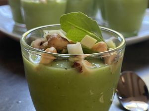Velouté glacé de courgettes, roquette et noisettes concassées