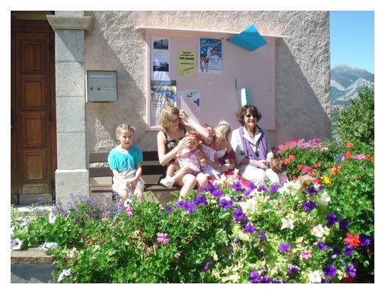 Petite sortie au parc animalier de Autrèche avec les voisins. 1ère coupe de cheveux de Maïlys... Annouck en vacances chez nous pour 1 nuit !Les "vraies" vacances commencent... Virée chinonaise et popotte sauce tomate ! Puis une nuit en chambre d'