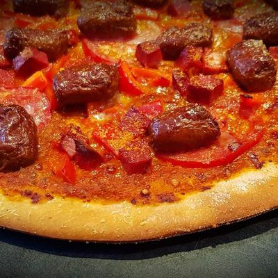 Pizza aux merguez, chorizo et poivron