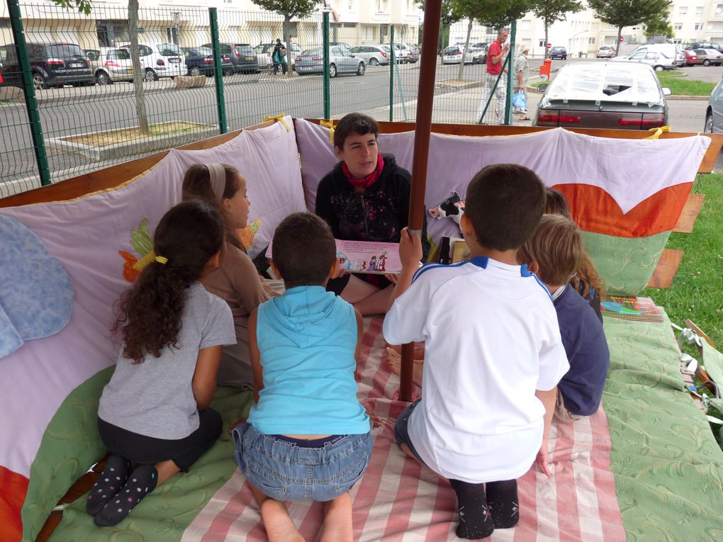 la "Charrette à Histoires" s'est promenée à la rencontre des enfants dans différents arrondissements de Lyon mais aussi à l'extérieur de la ville avec toujours plus d'albums à son bord.