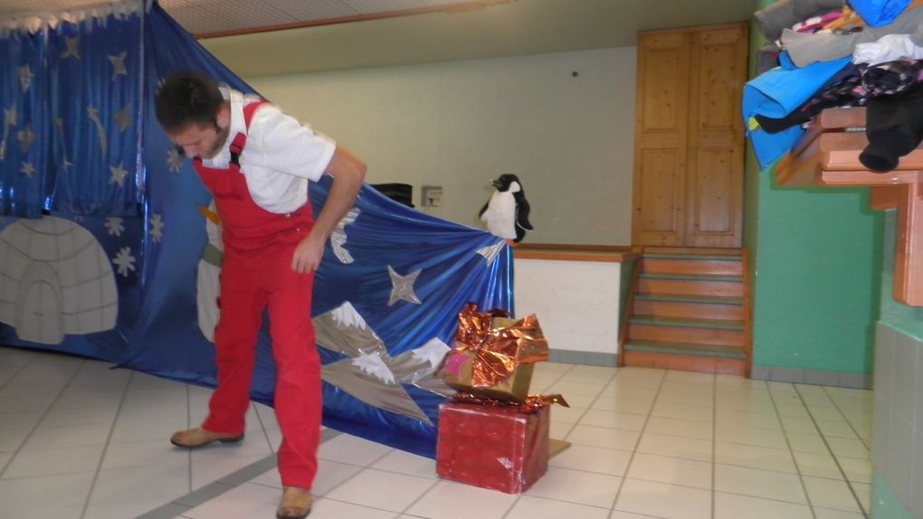 Spectacle de Noël avec toutes les classes à la salle des fêtes de St Paul