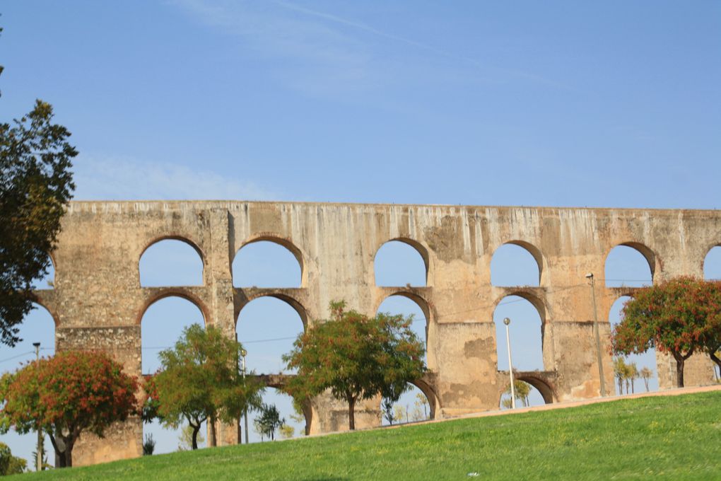 admirable villages à l'est et côte formidable à l'ouest