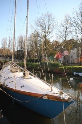 En me promenant sur le Port de la Roche-Bernard, dans le Morbihan, sur les bords de la Vilaine, j'ai eu un coup de coeur pour un dériveur intégral "INOX" et son skipper Marcel Bardiaux Photos Thierry Weber Photographe La Baule Guérande