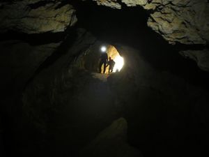 Traversée de la première grotte où nous réveillons des chauve-souris (si si dans le coin gauche de la photo en bas à droite)