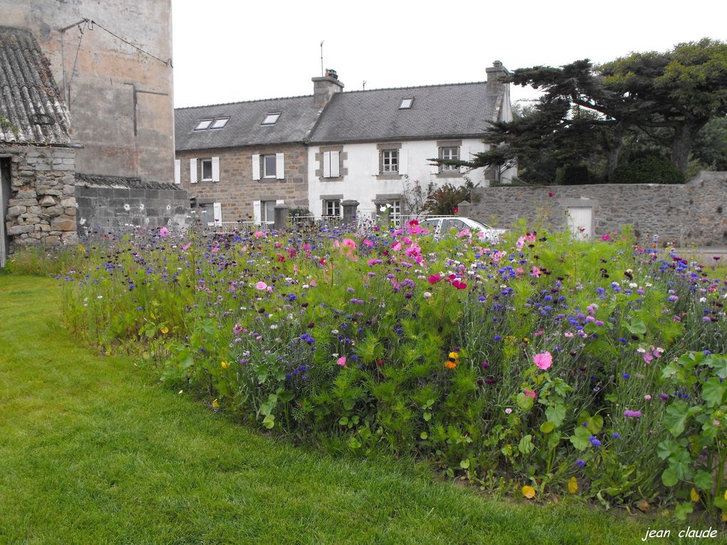 Le chemin côtier qui nous emmène vers le village est situé dans un environnement où se côtoie divers paysages de toute beauté.