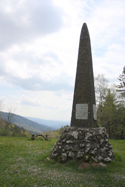 Pause au Col de Fontmort, monument aux Huguenots, Cassagnas, le gîte Valès
