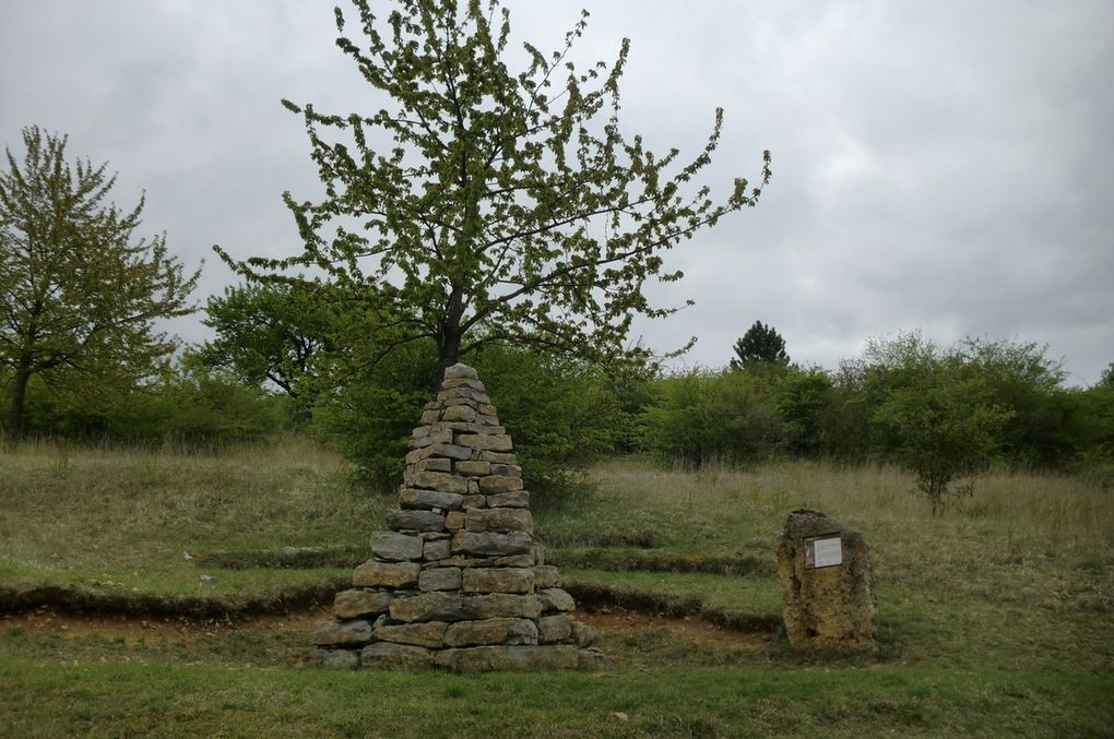 Et voici un ouvrage intéressant par son style de construction. La Vrille, en calcaire, est le cinquième chorten de ce parcours géologique. 