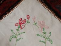 Petite nappe alsacienne brodée avec des fleurs, début du XXe siècle, Cl2-2. Elisabeth Poulain