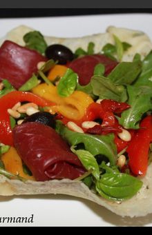 Salade aux couleurs italiennes dans une coque de parmesan et romarin