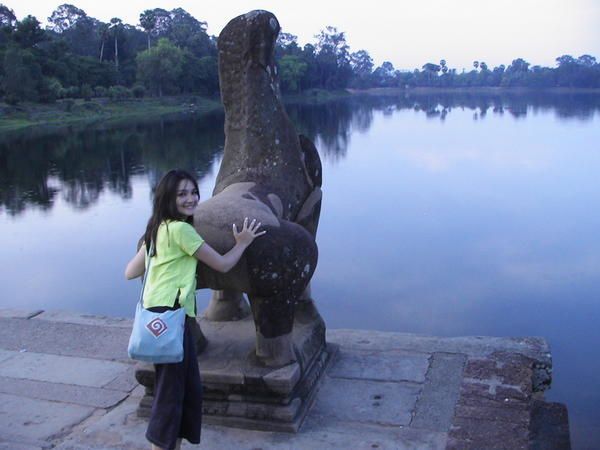 Ah Angkor ! Merveille des Merveilles !<br />Je ne vous mets qu'un petit echantillon de toutes les photos que nous avons prises, pour vous mettre l'eau a la bouche... En attendant la petite seance photo prevue a mon retour (j'en connais qui vont me detester)