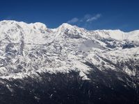 Du blanc partout, des sommets à perte de vue, des vallées incroyables, des gorges secrètes, l'Annapurna lui même et ses 4 sommets (8 091 m le plus haut) , le Dhaulagiri (8 167 m), l'Hiunchuli (6 441 m), le Machapuchare ou "Fish Tail" (6 993 m), le sacré, l'invaincu, le fier, le sauvage, le Mardi Himal (5 587 m), un parterre de stars, un véritable défilé de princes...