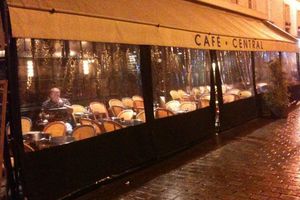 Café Central. Rue Cler pour soirée obscure