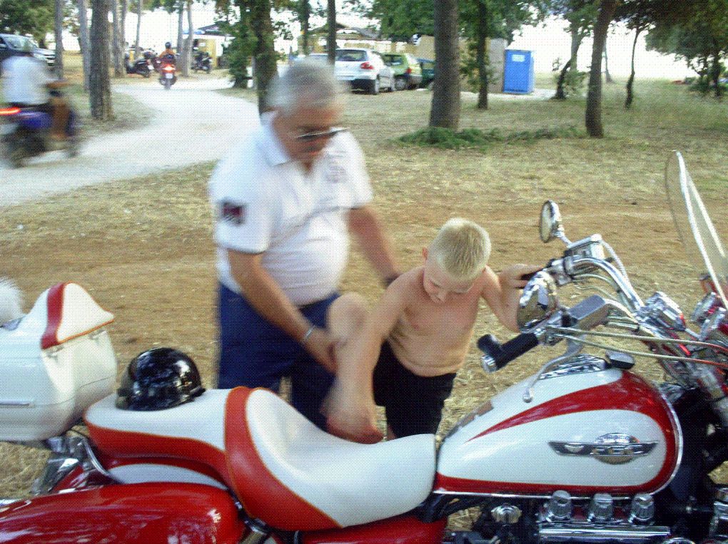 DIAPO 4 PHOTOS - PAPI PASCALOU A FAIT PLAISIR AUX DEUX GARCONS ET AU PERE QUI PRENAIT LES PHOTOS