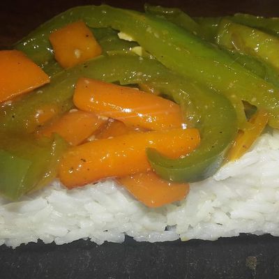 Timbale de riz blanc et légumes sauce Yakitori