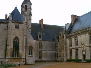 Chateaudun. Peu connue et pourtant cette petite ville possède un très beau château à mi chemin entre gothique et renaissance, ainsi que des ruelles à maisons anciennes. Dans la chapelle du château, les sculptures datent de ... vieux...euh 13e-14e siècle je crois.