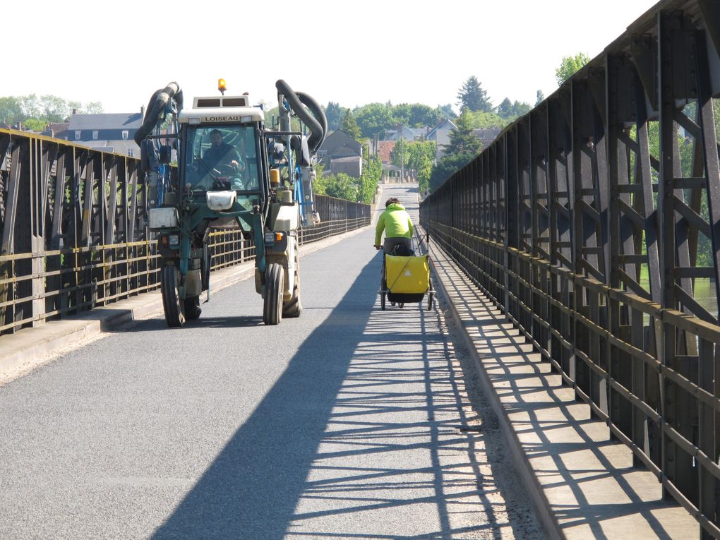 Bivouac en forêt, enjambeuse vers pouilly, guinguette à Tours, piste inondée, pas que du goudron, poisoons à la broche, arrivée royale à Chambord, dans les vignes de Saumur-champigny, un avant-goût de la traversée de la manche, voie verte.