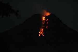Volcan Arenal de nuit