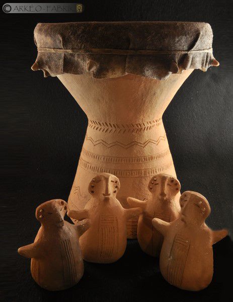 Tambours, hochets anthropomorphes et sifflets zoomorphes en céramique, modèles néolithiques.