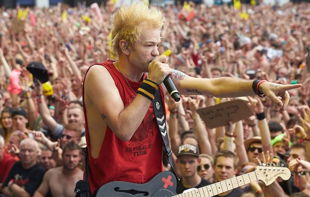 Paris : Des Gilets jaunes font «péter une bombe agricole», le groupe Sum 41 annule son concert