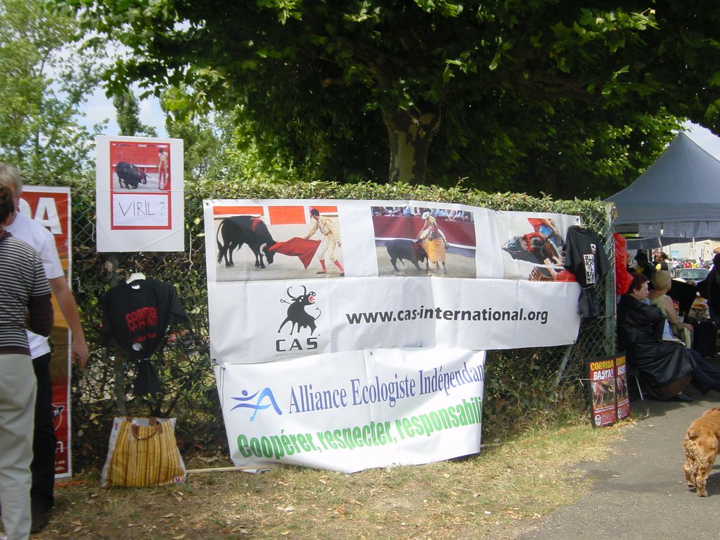 scène organisée par PETA pour la manif du 18/07/09 à mont-de-marsan