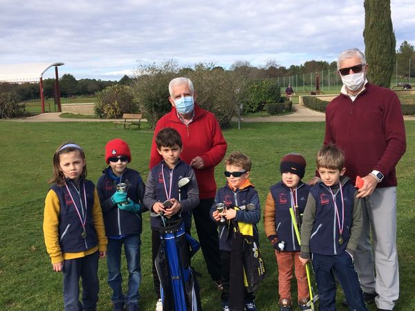 Remise de la tenue école de golf.