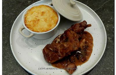 Lapin à la bourguignonne et à l'ail noir accompagné d'une polenta crémeuse