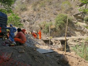 Traversée panoramique de la cordillère Centrale et  la traversée du pont en travaux 