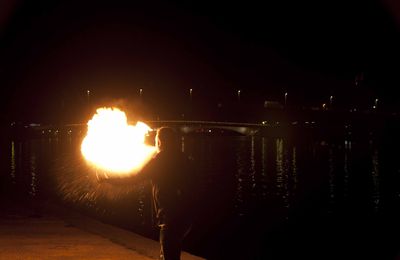 cracheurs de feu sur les quais de Saone