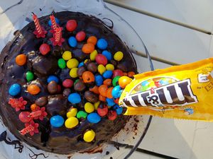 Gravity cake au chocolat avec M&M's en 3D