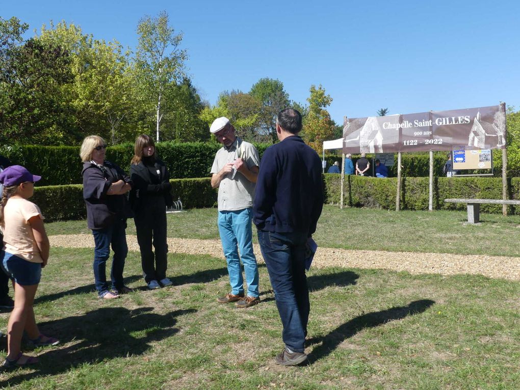 Groupe de visiteurs devant la chapelle