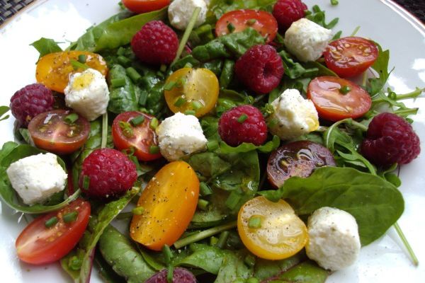 Salade de jeunes pousses, tomates cerises et framboises au Boursin Salade "Ail et Fines Herbes"